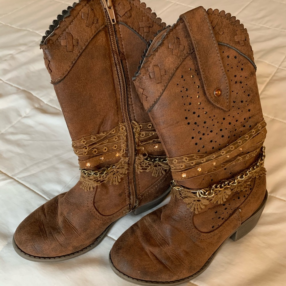 Girls size 1 cowboy boots.